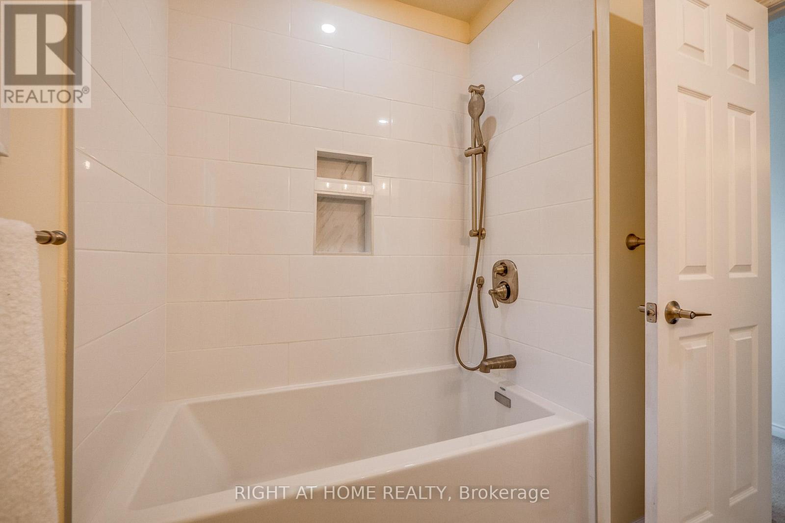 3251 Greenbelt Crescent, Mississauga, Ontario  L5N 5X8 - Photo 25 - W12109390