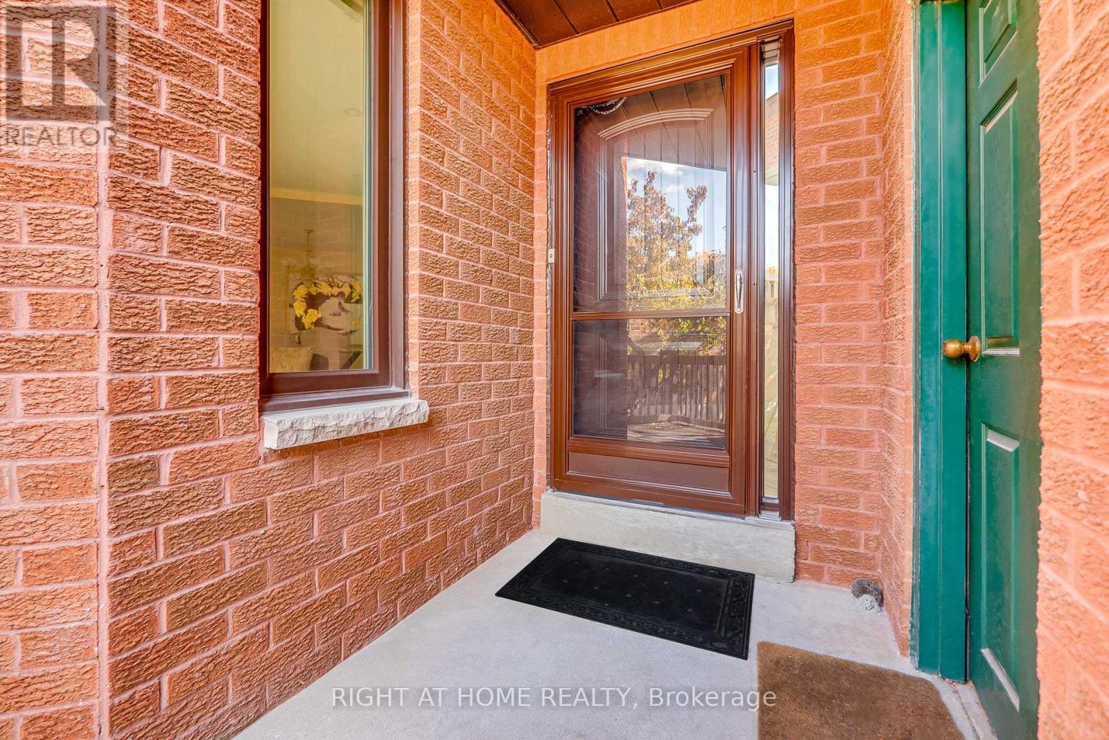 3251 Greenbelt Crescent, Mississauga, Ontario  L5N 5X8 - Photo 3 - W12109390