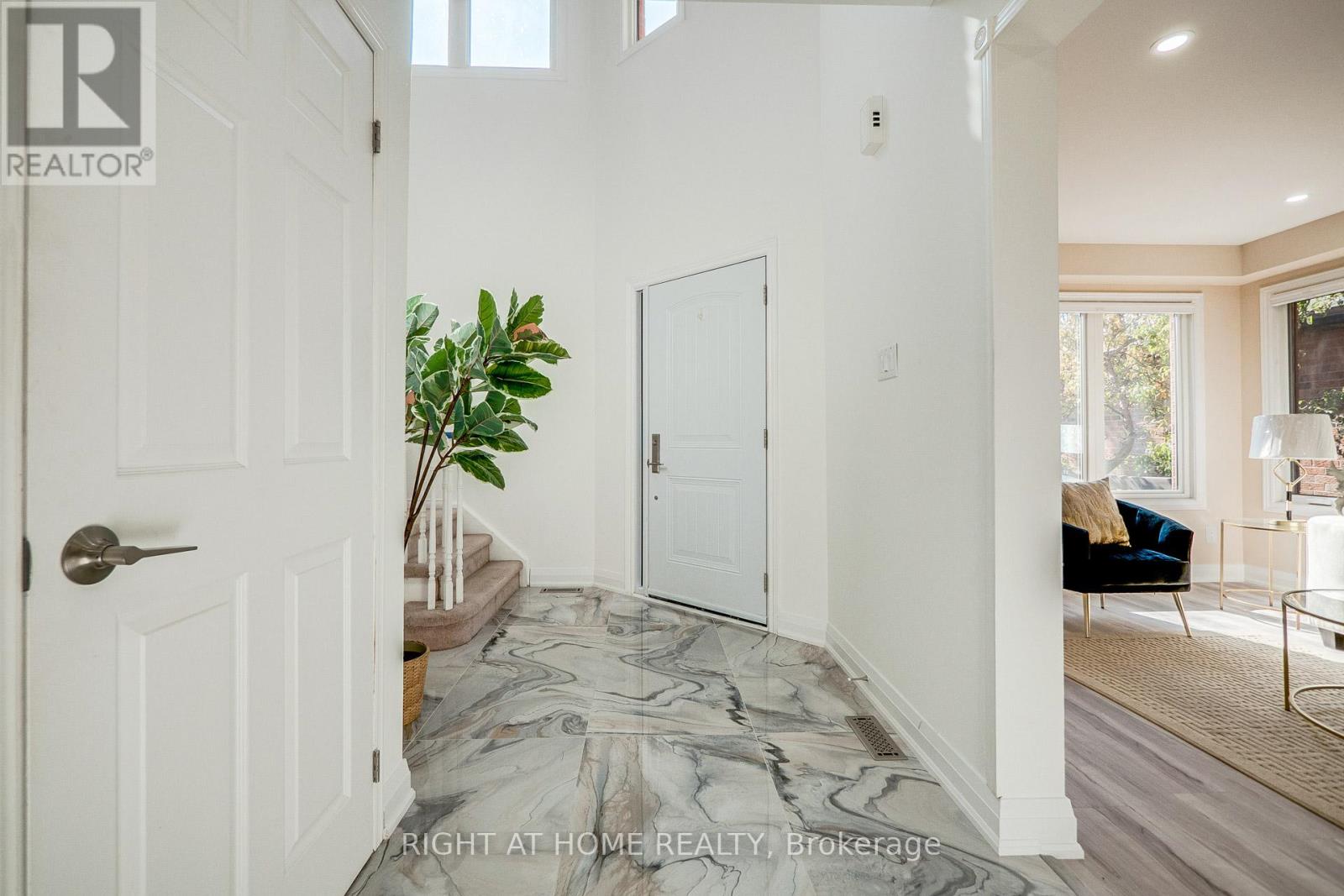 3251 Greenbelt Crescent, Mississauga, Ontario  L5N 5X8 - Photo 4 - W12109390