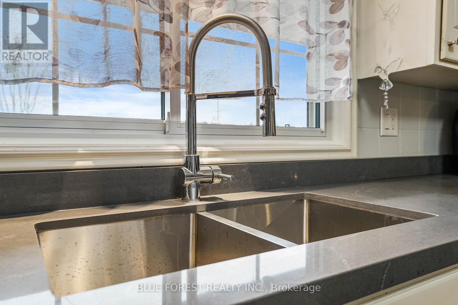 24898 Pioneer Line, West Elgin, Ontario  N0L 2P0 - Photo 10 - X12109400