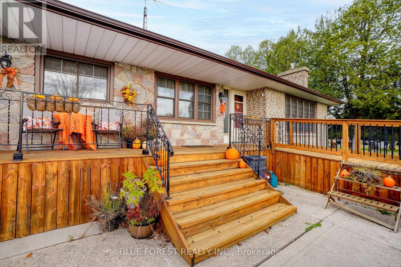 24898 Pioneer Line, West Elgin, Ontario  N0L 2P0 - Photo 4 - X12109400