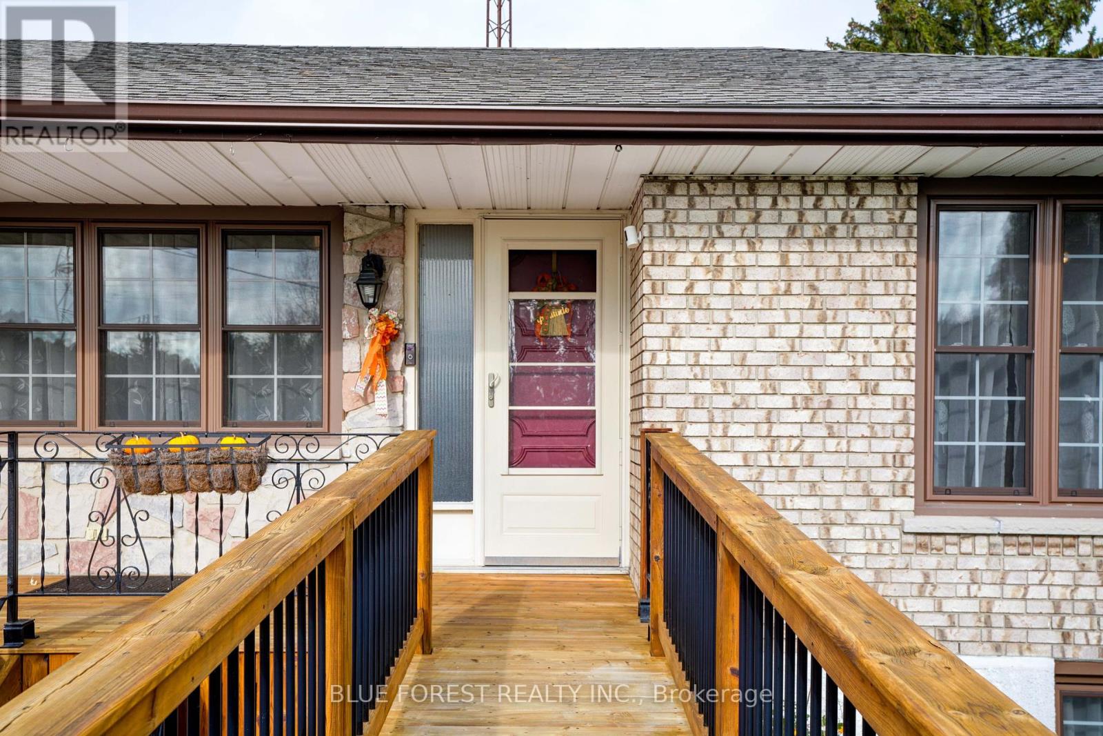 24898 Pioneer Line, West Elgin, Ontario  N0L 2P0 - Photo 5 - X12109400