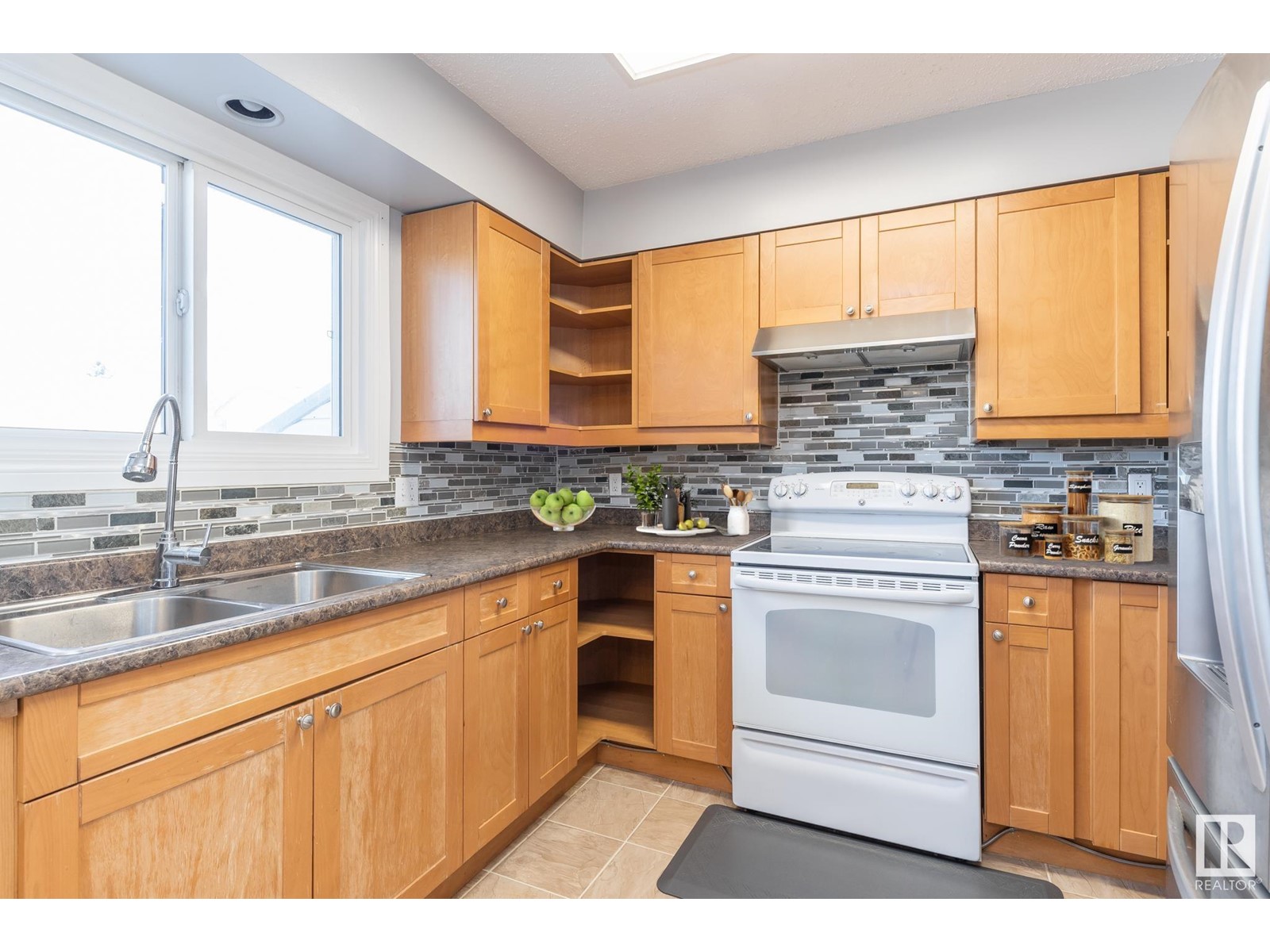 Property at 16922 109 ST NW image 3