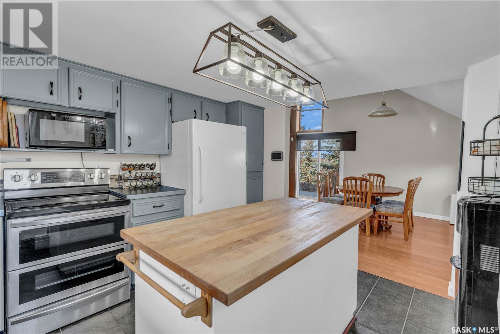 Property at 256 Woodland AVENUE image 3