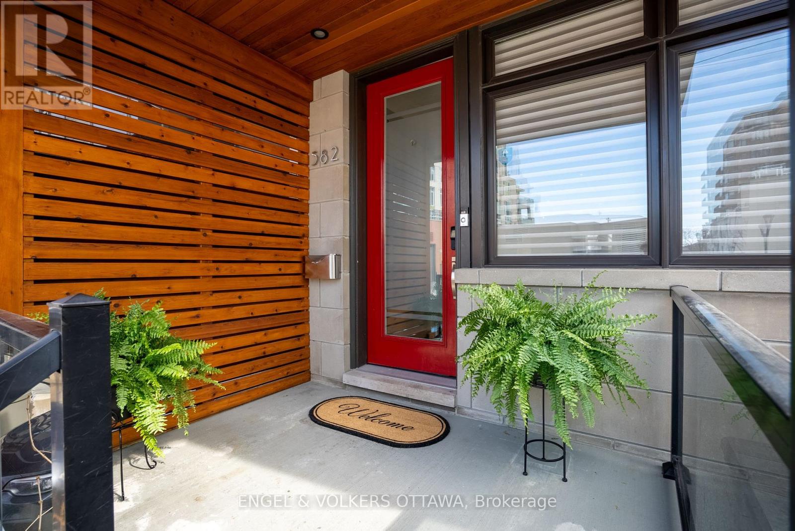 582 Byron Avenue, Ottawa, Ontario  K2A 0E4 - Photo 3 - X12105611
