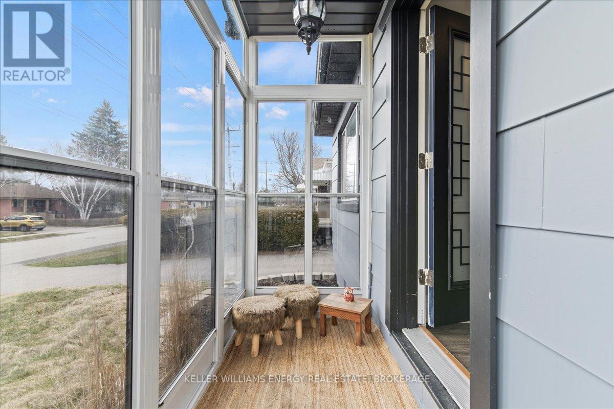 Property at 913 CENTRE STREET N image 3