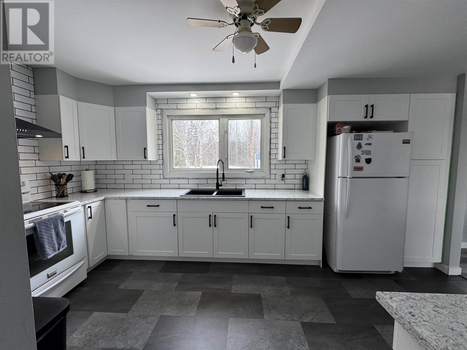 32 Mona Dr, Manitouwadge, Ontario  P0T 2C0 - Photo 9 - TB250889