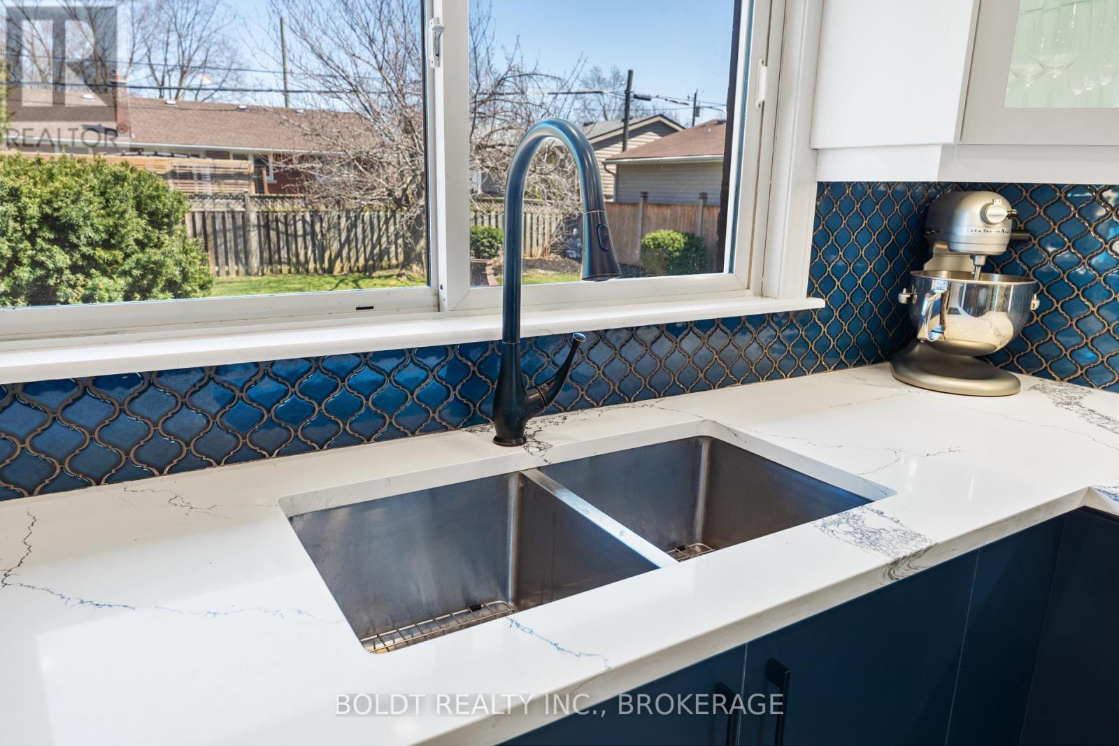 98 Shakespeare Avenue, St. Catharines, Ontario  L2R 6N2 - Photo 15 - X12096097