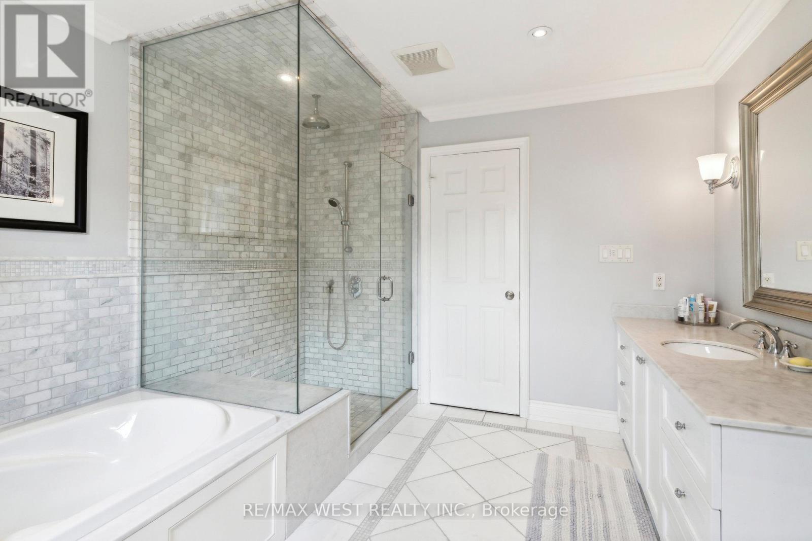 18 Harrowsmith Place, Richmond Hill, Ontario  L4E 2J9 - Photo 17 - N12109527