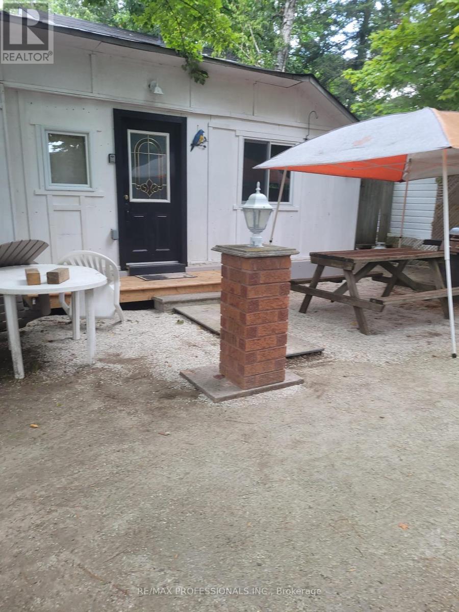 63 Beck Street, Wasaga Beach, Ontario  L9Z 2K9 - Photo 2 - S12109524