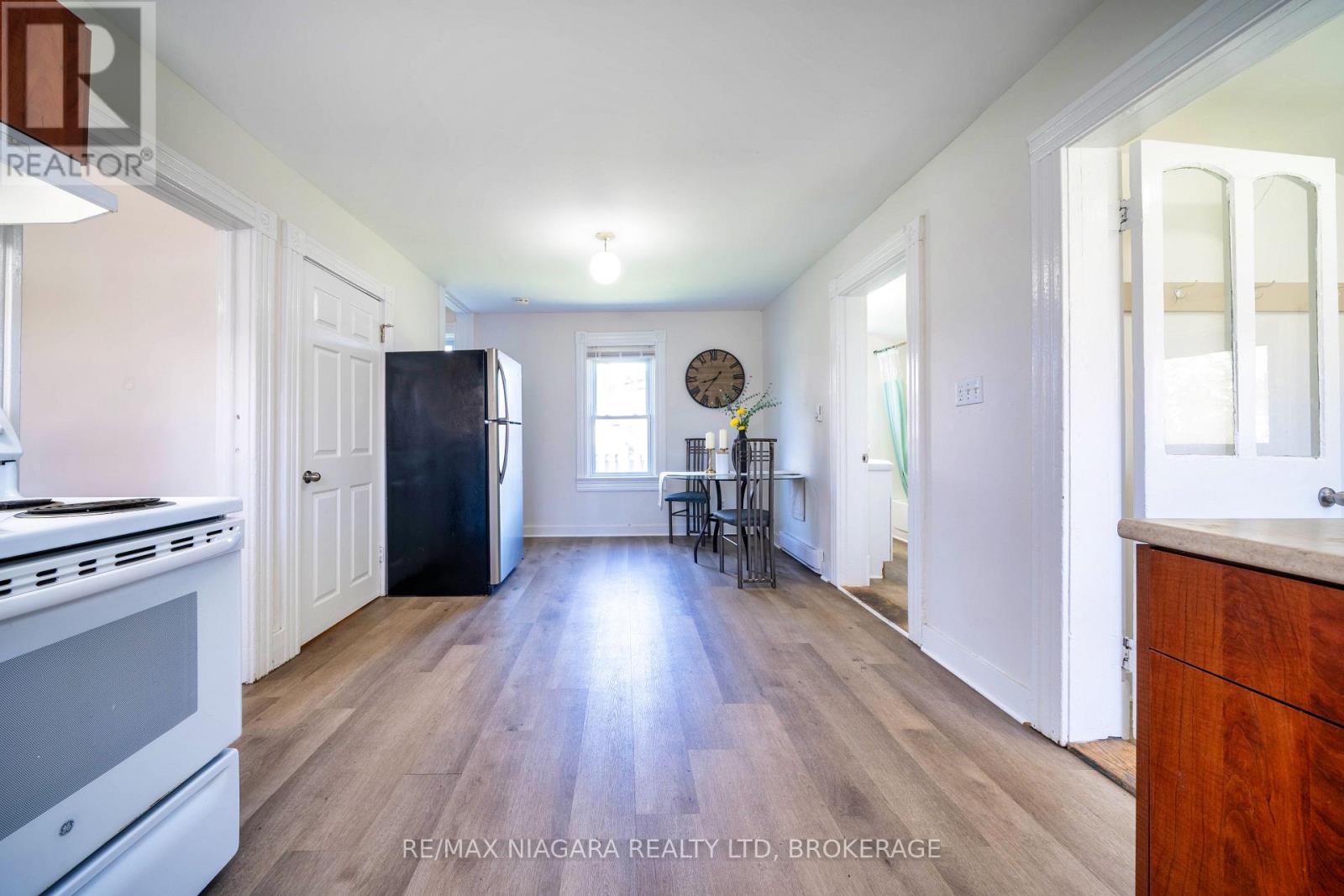 371 Carlton Street, St. Catharines (Carlton/bunting), Ontario  L2M 4W7 - Photo 4 - X12109729