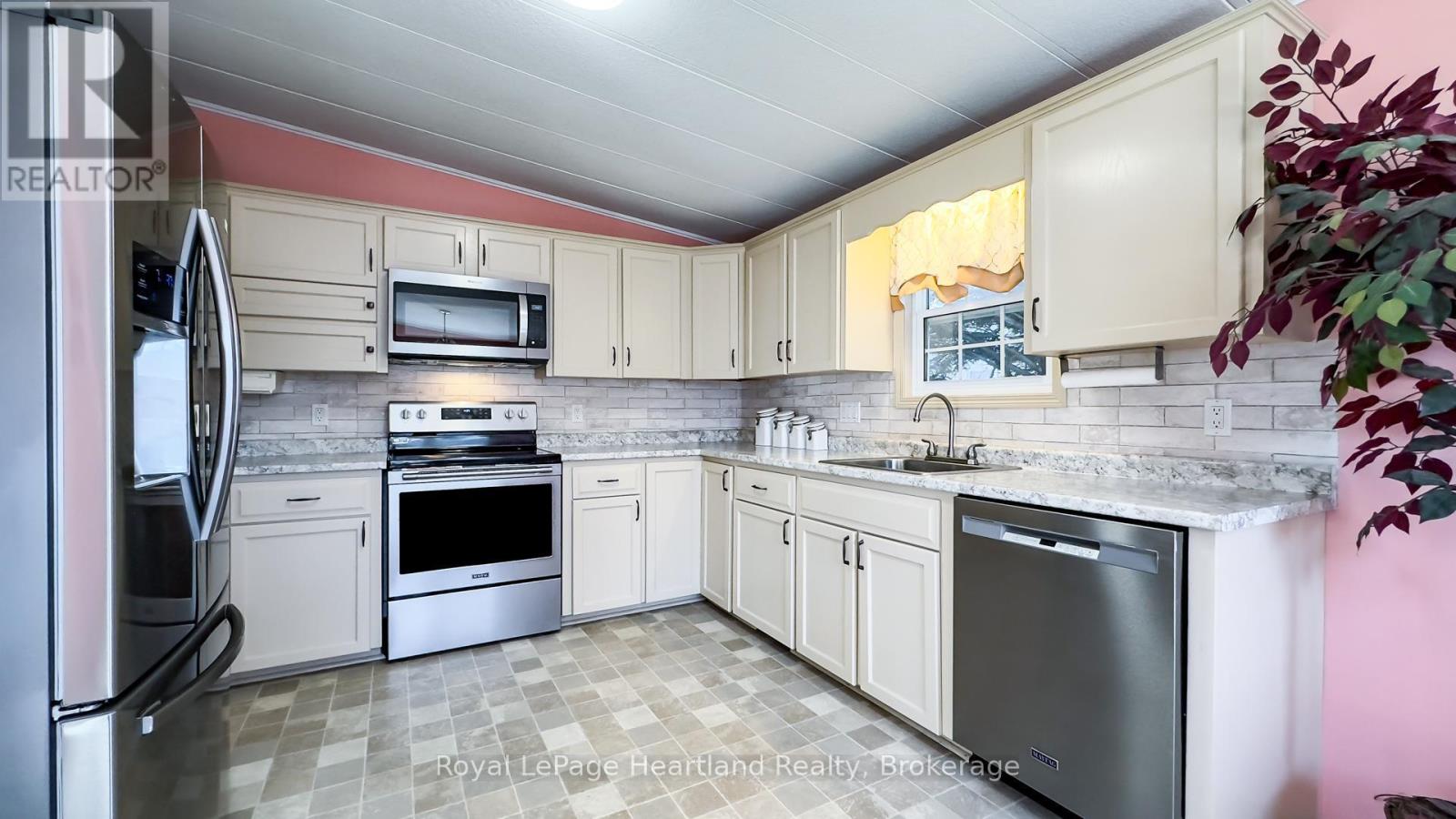 30 Algonquin Lane, Ashfield-Colborne-Wawanosh, Ontario  N7A 3Y2 - Photo 9 - X12109747