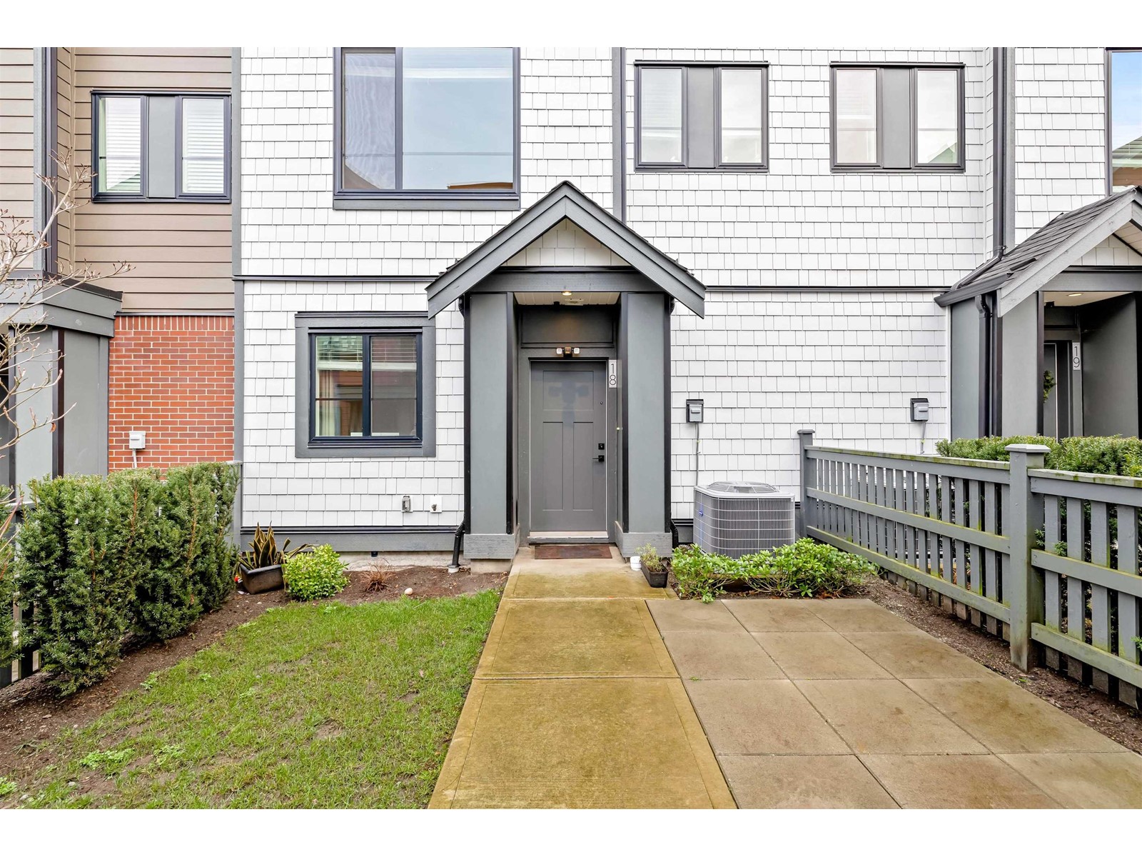 18 19897 75a Avenue, Langley, British Columbia  V2Y 3S2 - Photo 1 - R2995496