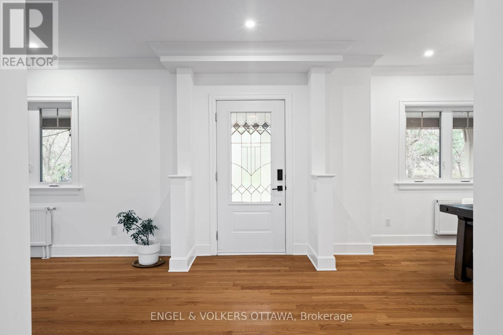 Property at 498 QUEEN ELIZABETH DRIVE image 4