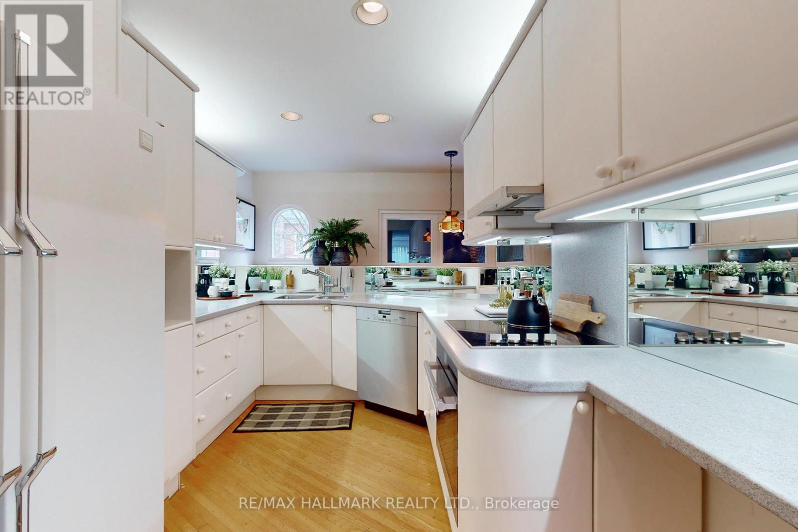 Property at 69 MCGILL STREET image 4