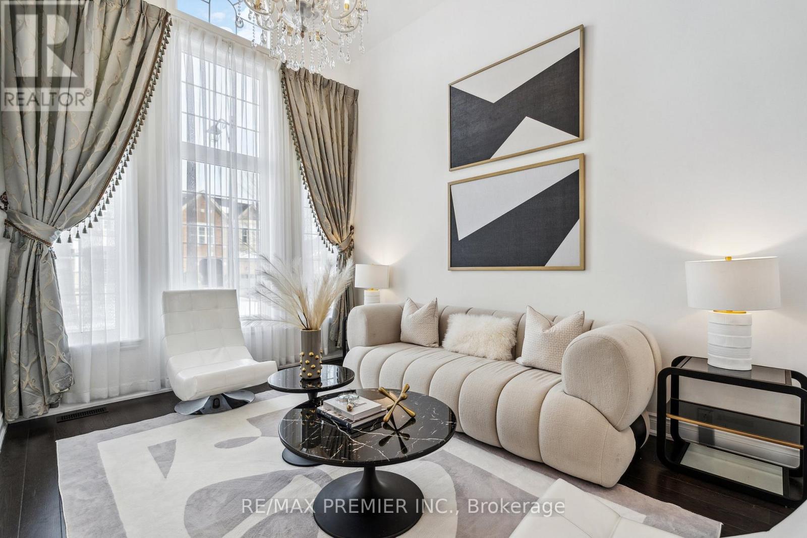Property at 76 HEINTZMAN CRESCENT image 3