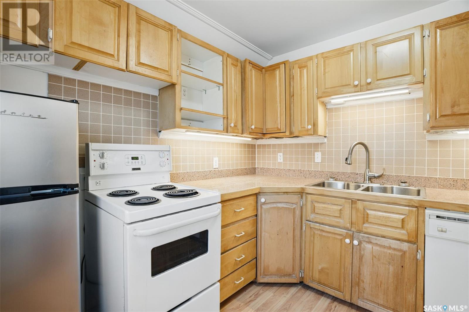 Property at 1305 B AVENUE N image 4