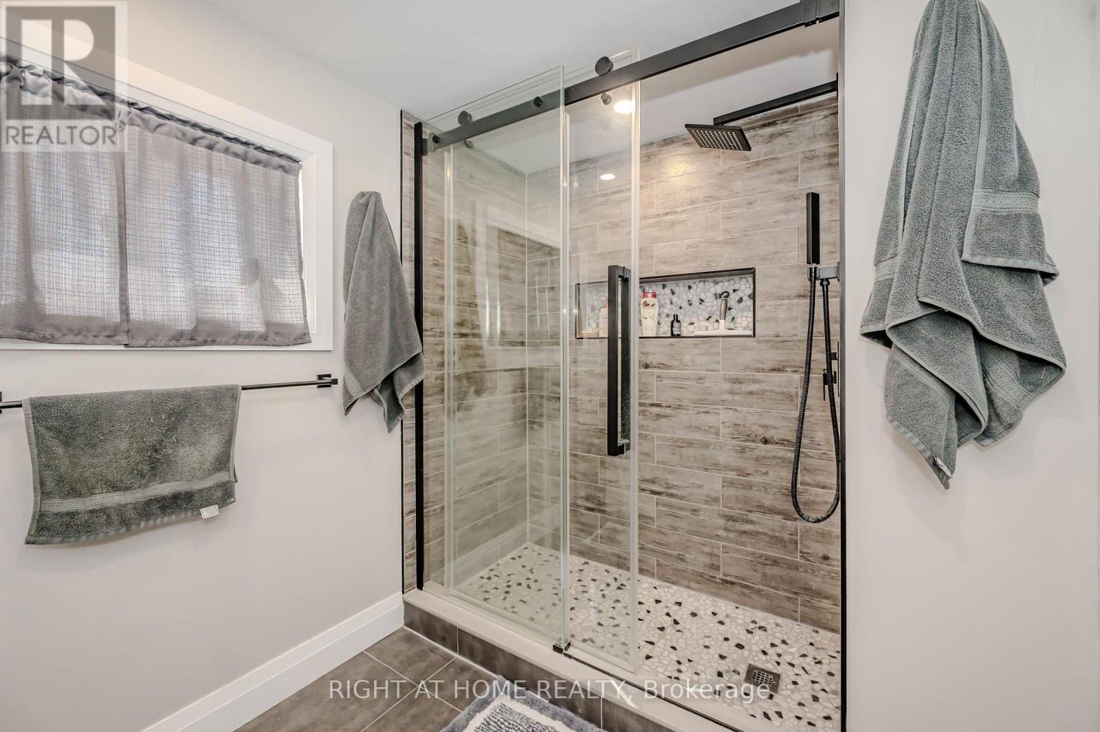 126 Poplar Avenue, Halton Hills, Ontario  L7J 2E2 - Photo 14 - W12109603