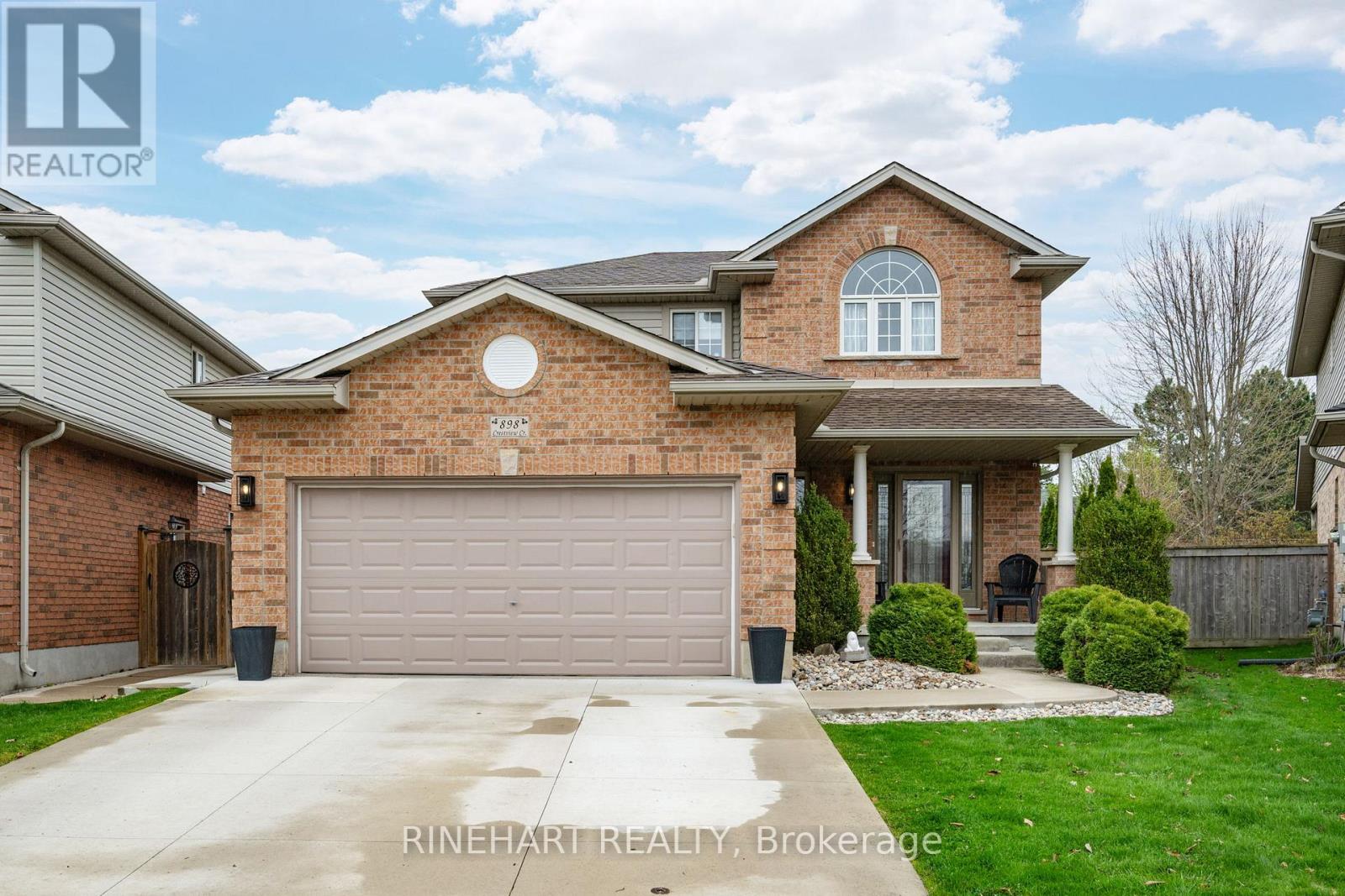 898 Crestview Crescent