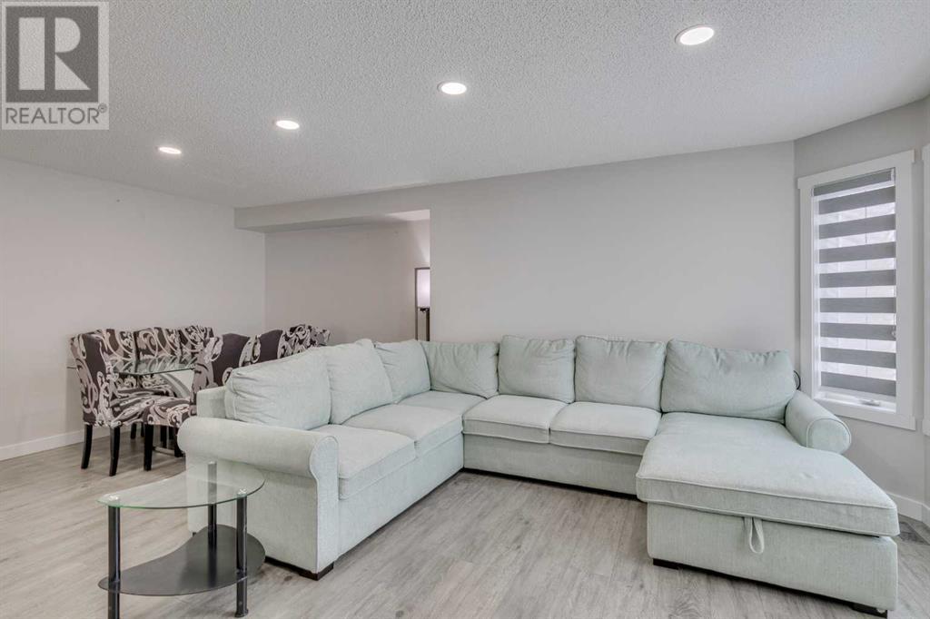 Property at 58 Anaheim Place NE image 3