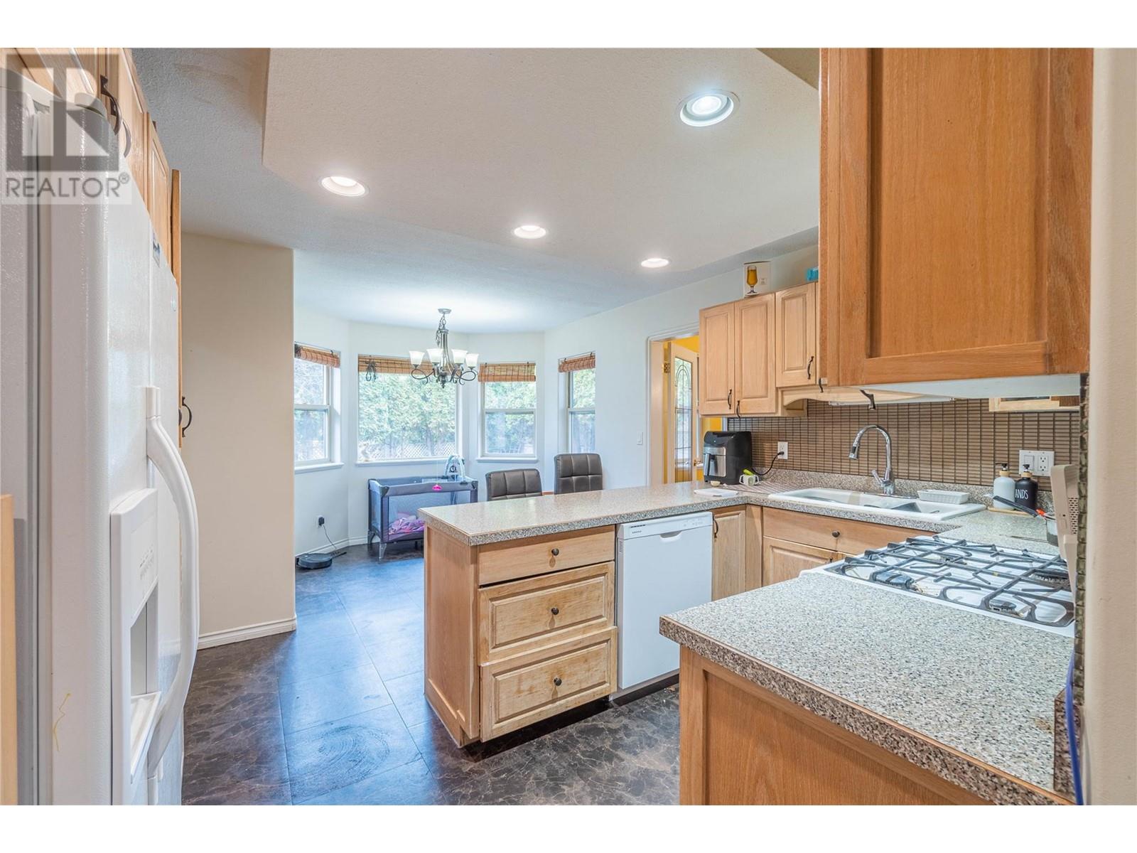 2086 Tomlinson Court, Kamloops, British Columbia  V2E 2M7 - Photo 6 - 10338022