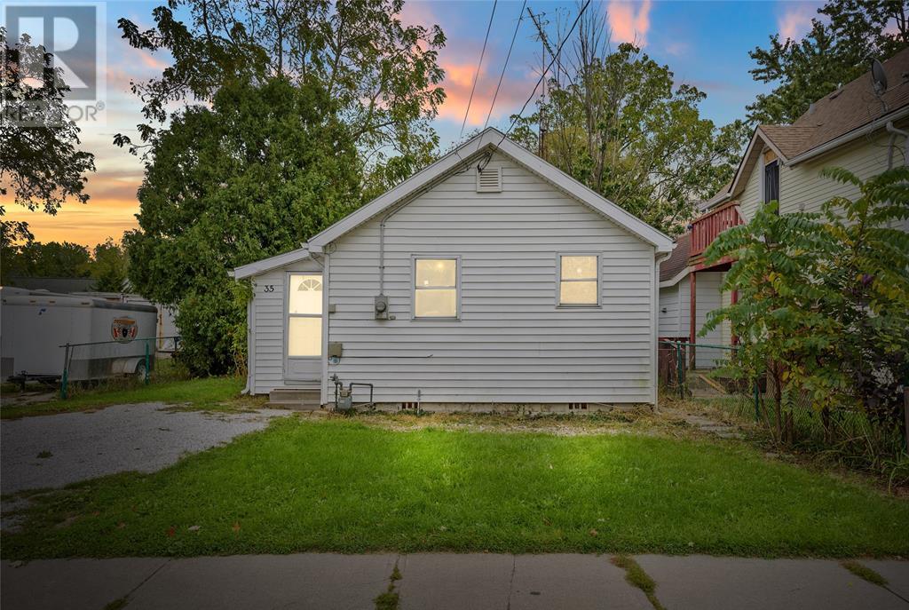 Property at 35 Princess STREET South image 3