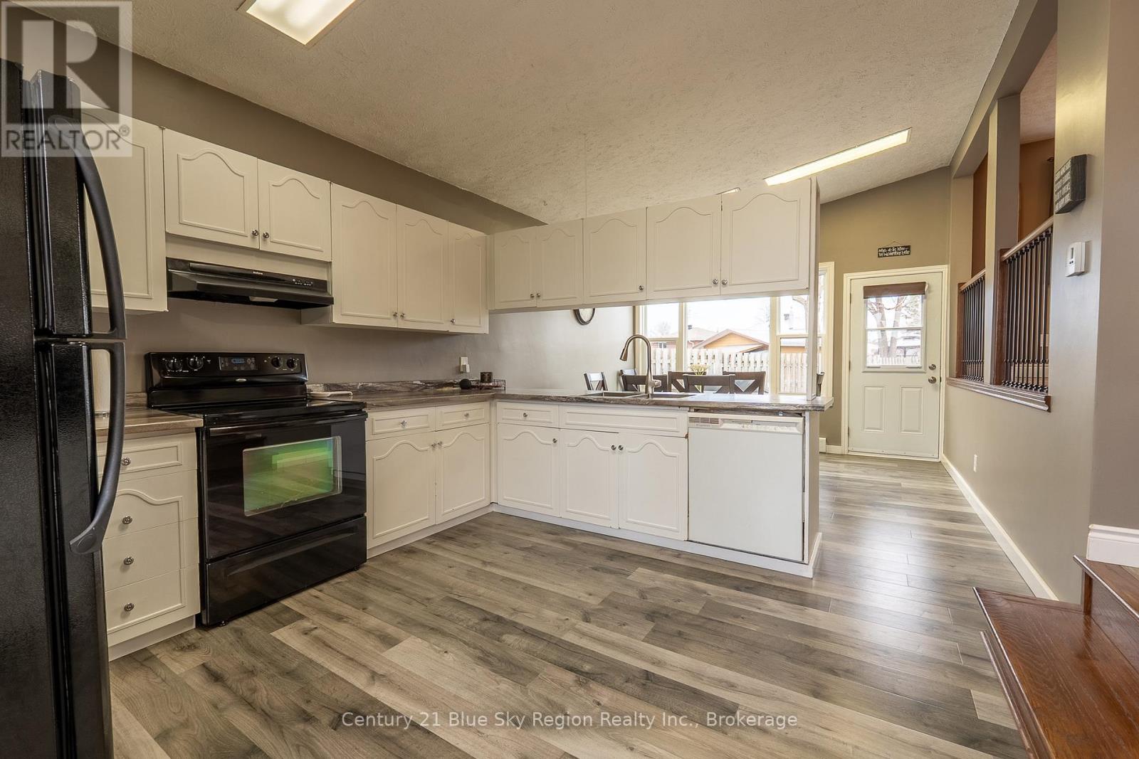 Property at 9 HERMAN CRESCENT image 3