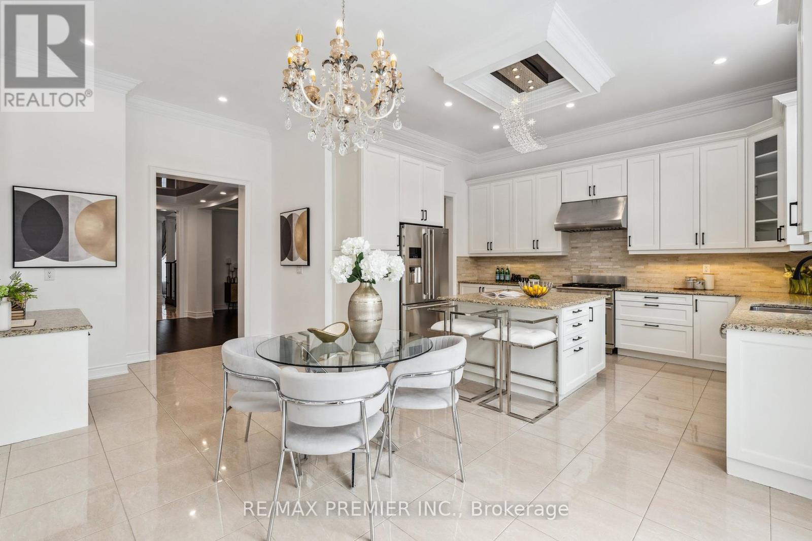 Property at 76 HEINTZMAN CRESCENT image 4