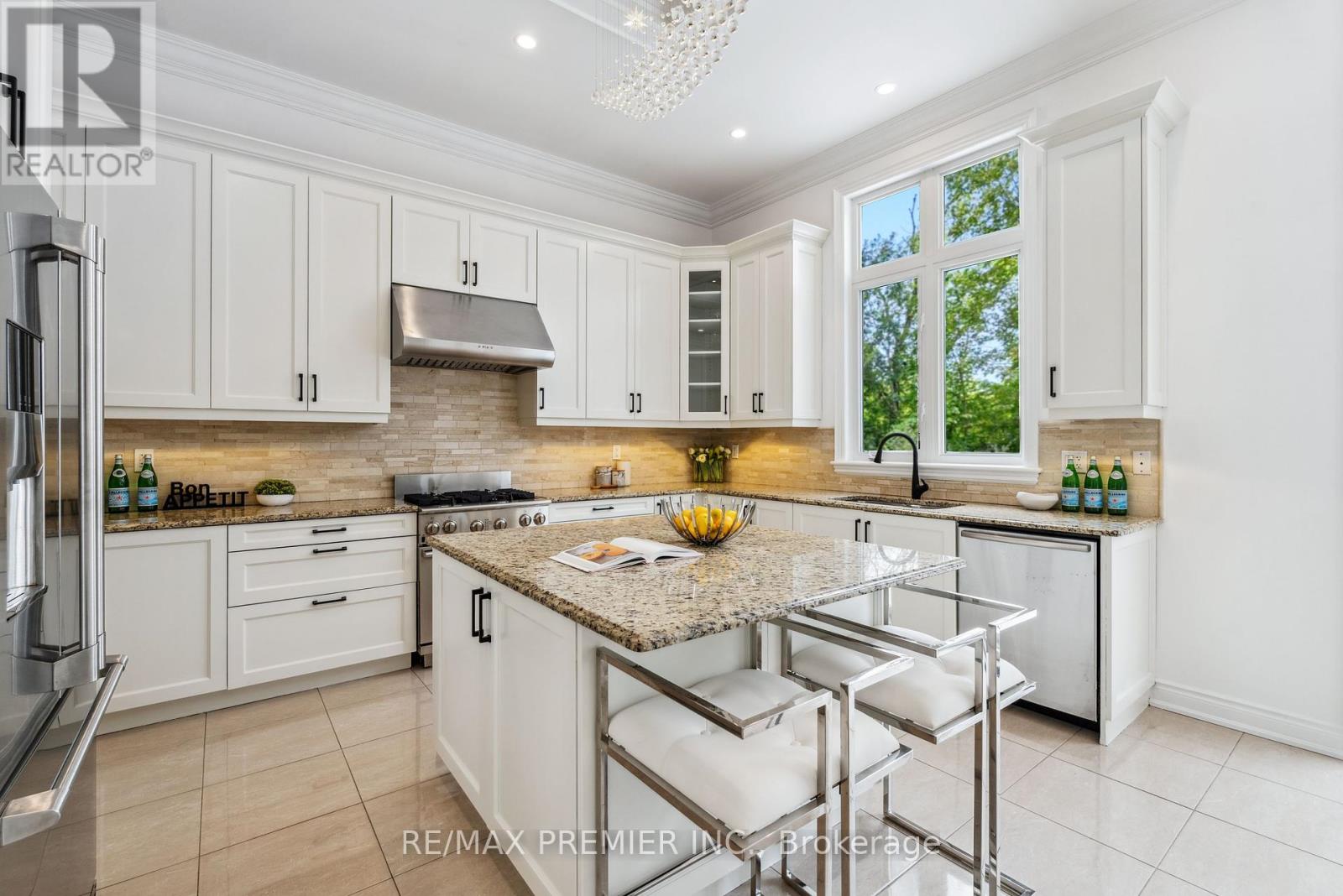 Property at 76 HEINTZMAN CRESCENT image 5
