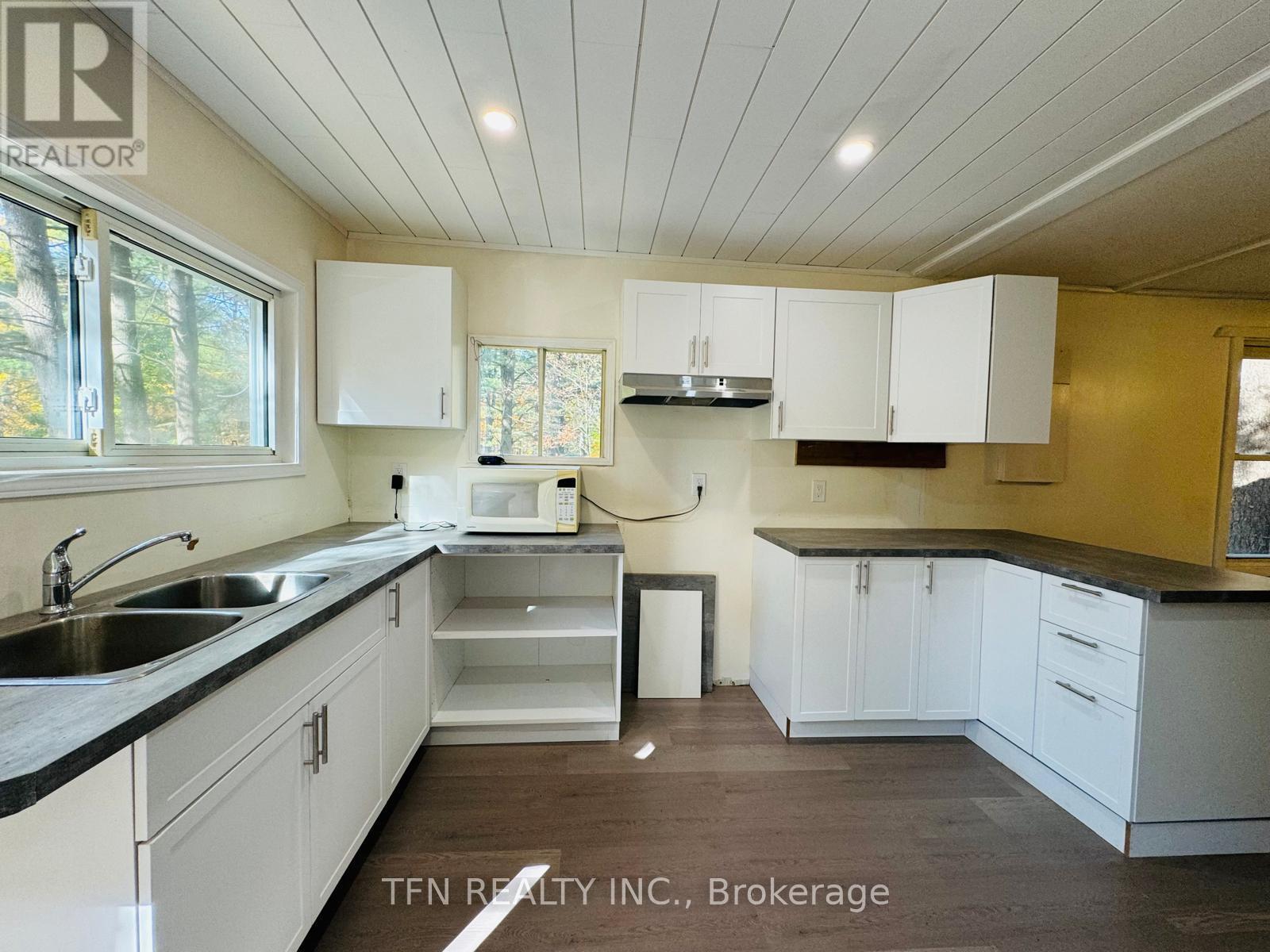 1080 Four Seasons Road, Gravenhurst, Ontario  P0E 1N0 - Photo 2 - X12109944