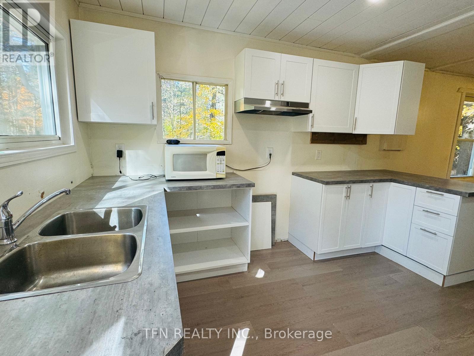 1080 Four Seasons Road, Gravenhurst, Ontario  P0E 1N0 - Photo 4 - X12109944