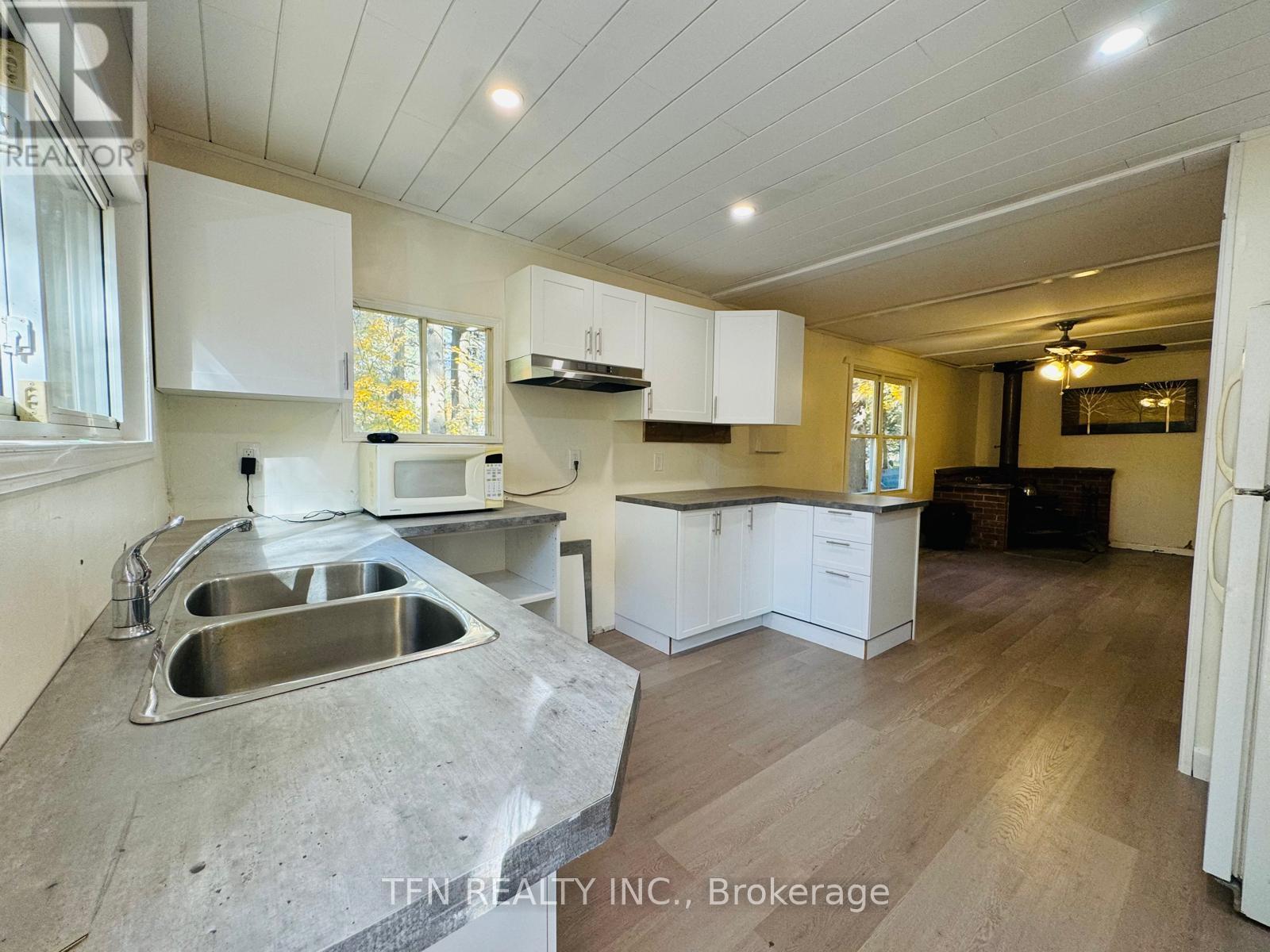 1080 Four Seasons Road, Gravenhurst, Ontario  P0E 1N0 - Photo 9 - X12109944