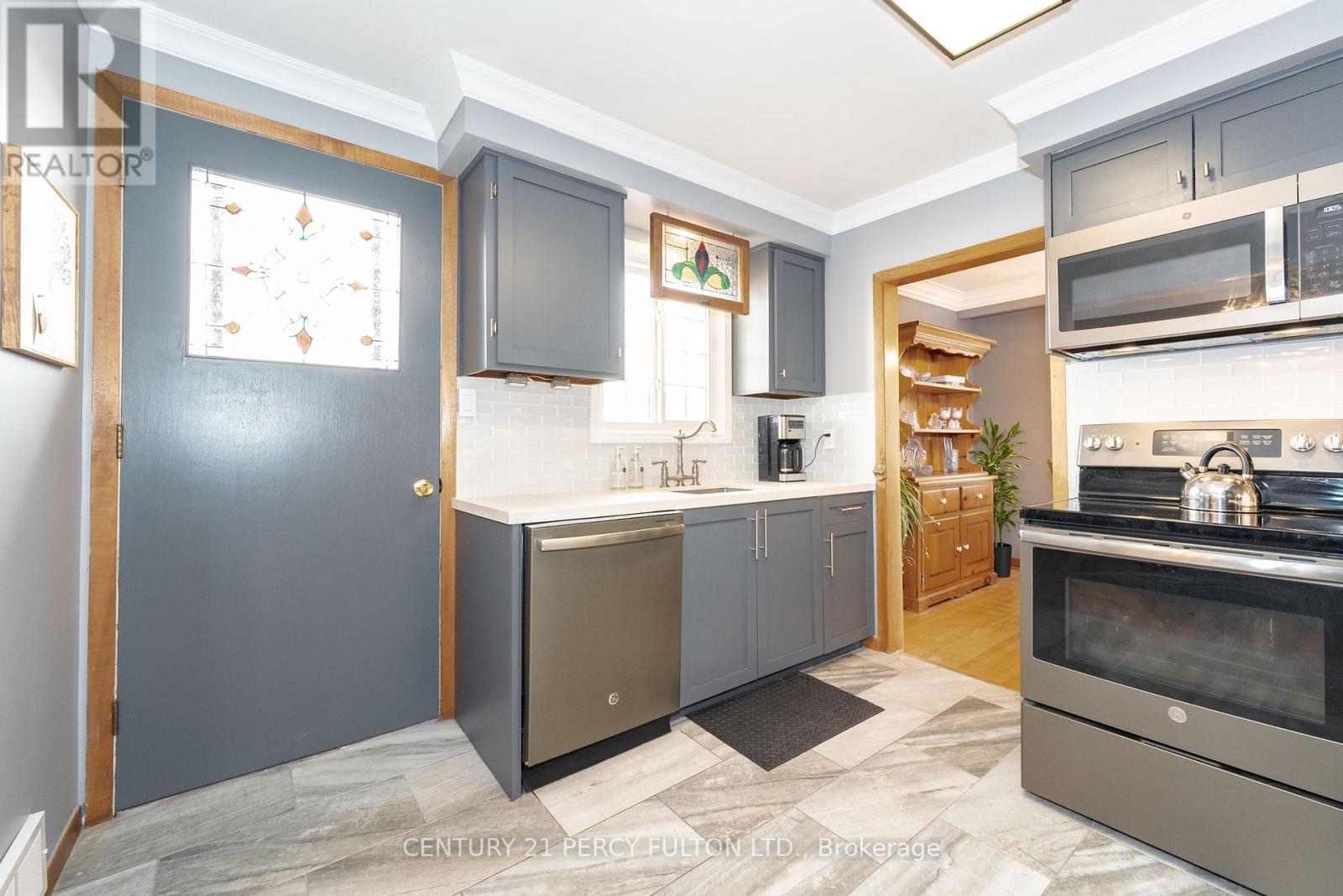 73 Dunelm Street, Toronto (Scarborough Village), Ontario  M1J 3G3 - Photo 9 - E12110063