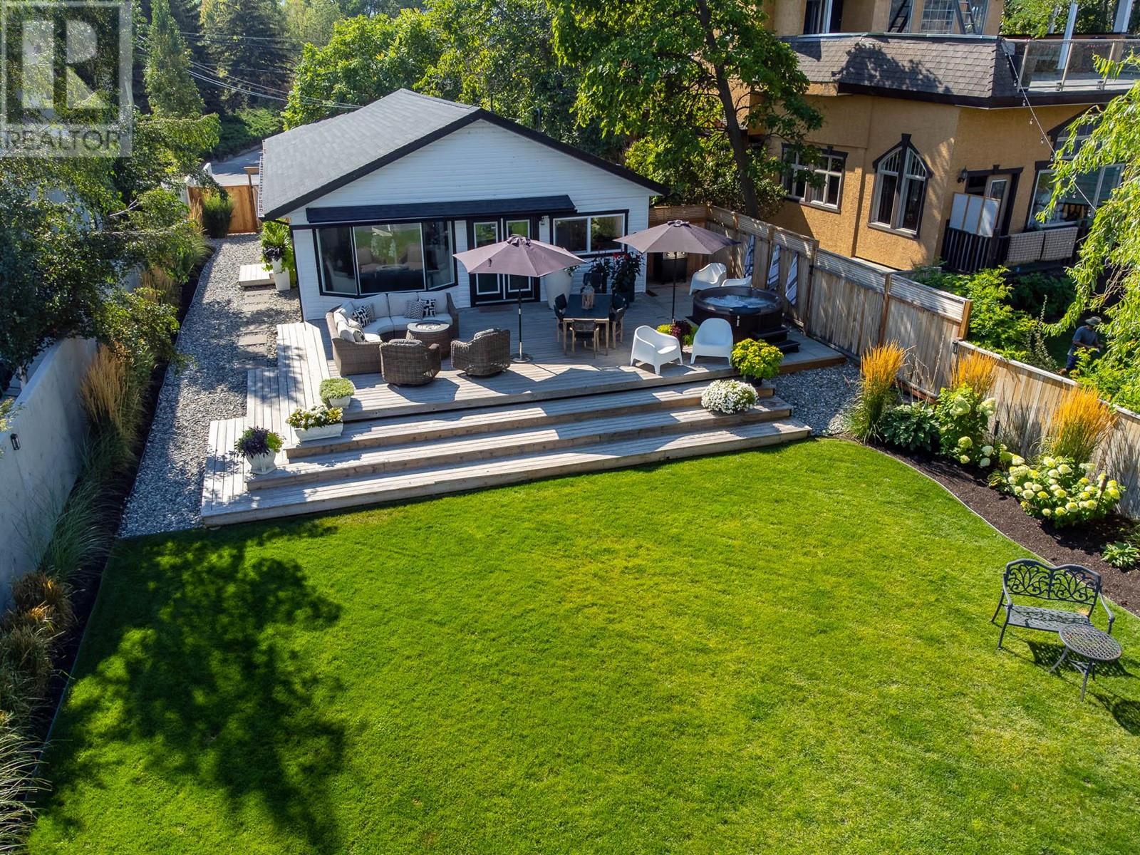 Property at 832 Manhattan Drive image 5