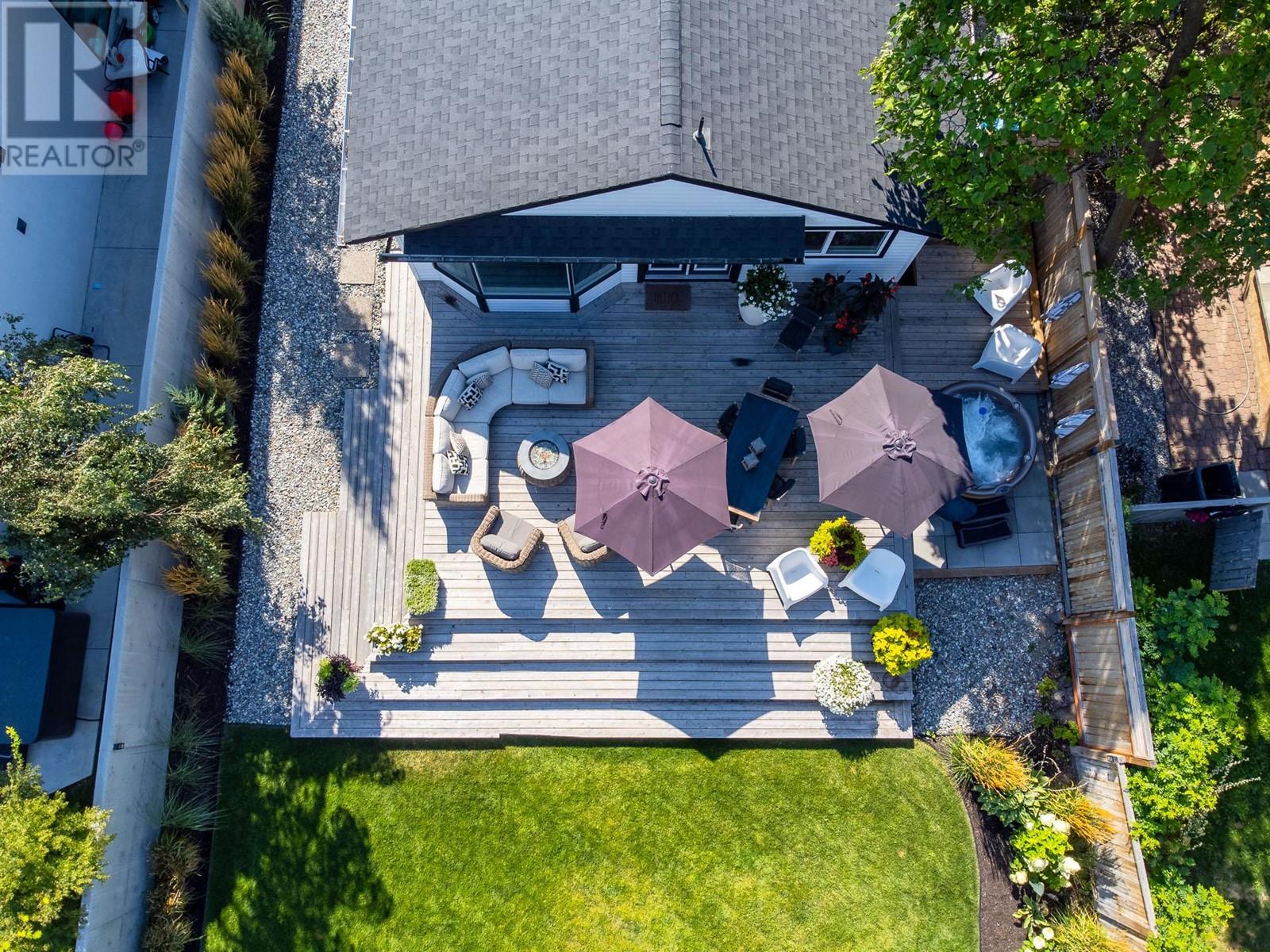 Property at 832 Manhattan Drive image 4