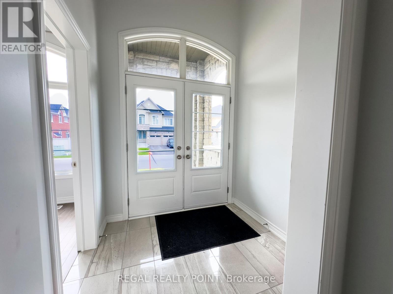 3 Father Muckle Avenue, Georgina, Ontario  L4P 0E8 - Photo 2 - N12096889