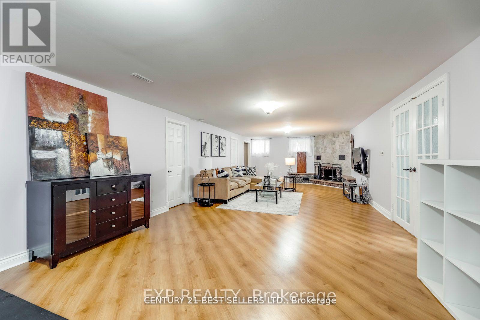 12 Bowshelm Court, Mississauga, Ontario  L5N 1K1 - Photo 5 - W12110030