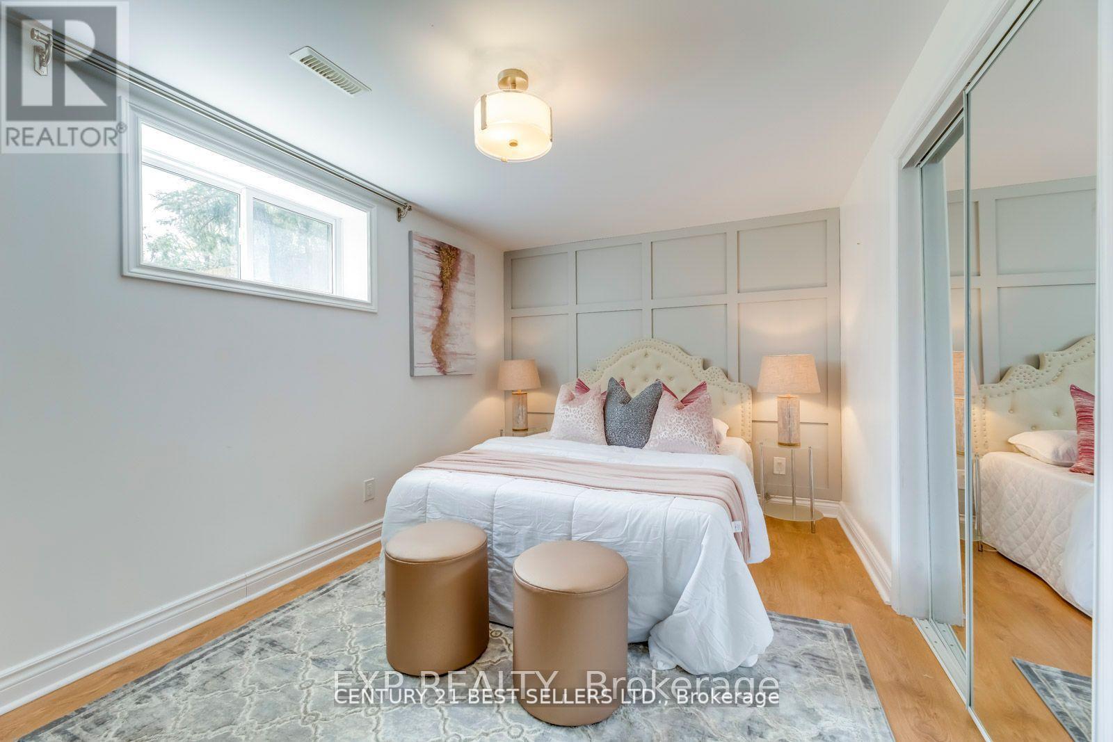 12 Bowshelm Court, Mississauga, Ontario  L5N 1K1 - Photo 8 - W12110030