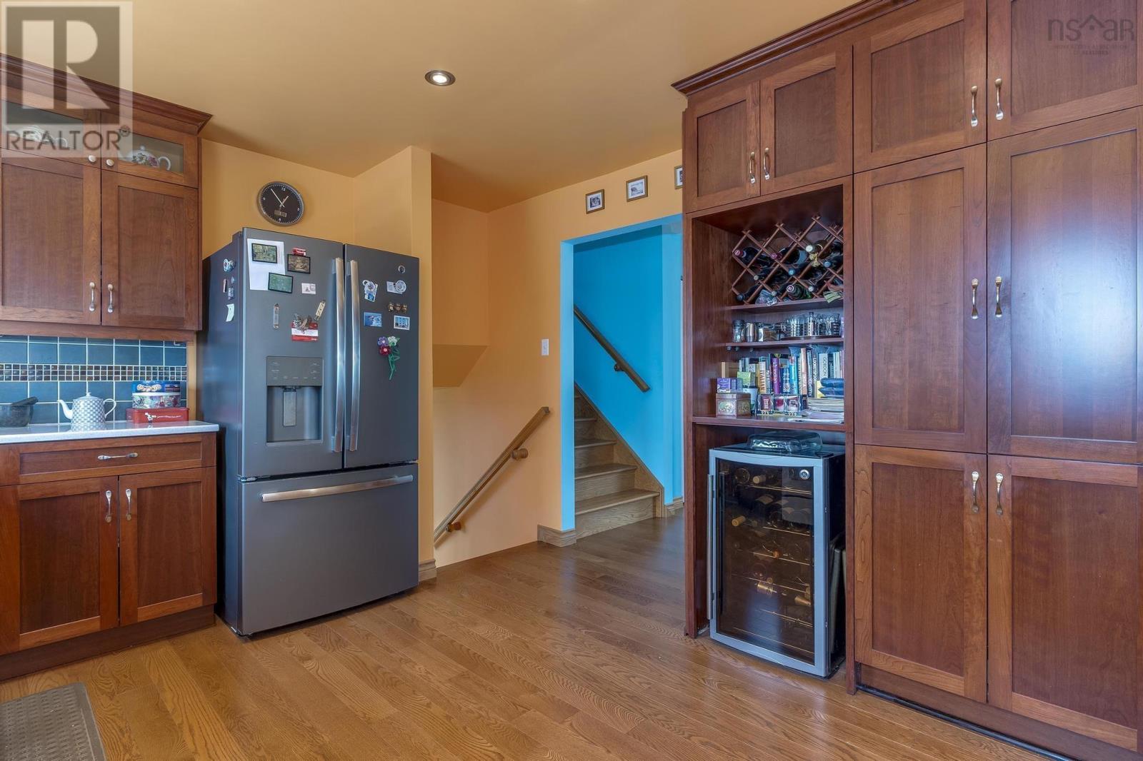 Property at 5 Dover Court image 4