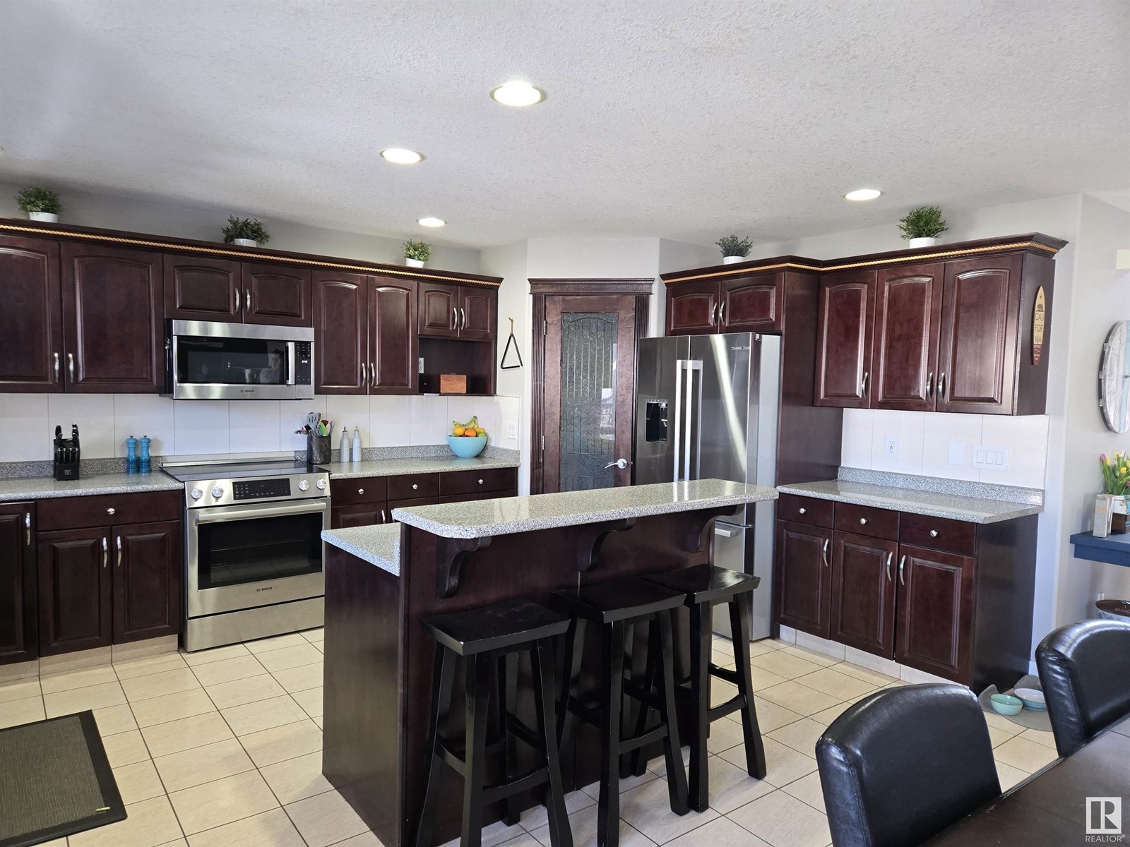 Property at 6002 55 AV image 4