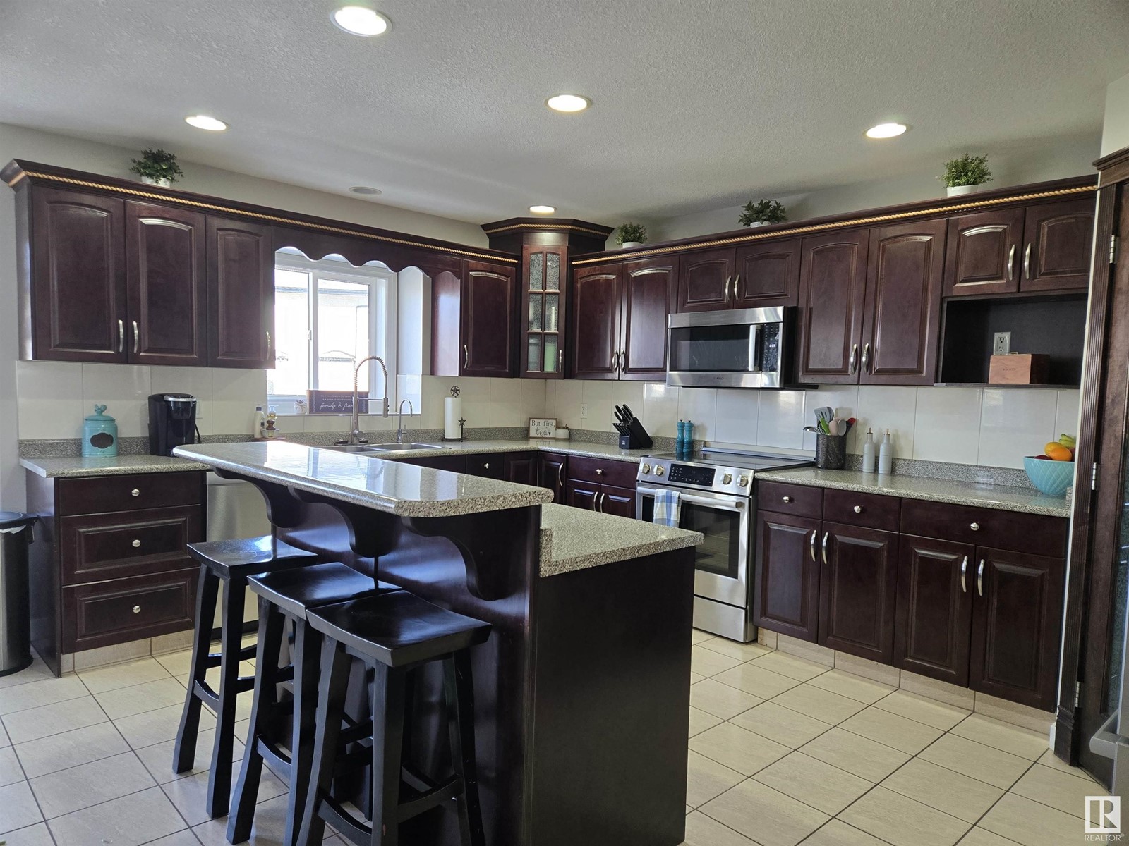 Property at 6002 55 AV image 3