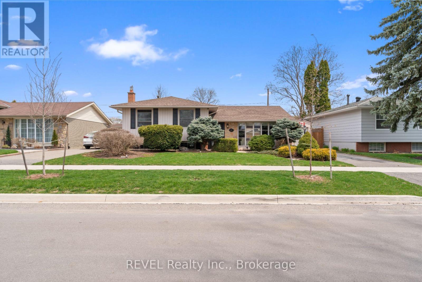 637 Thornwood Avenue, Burlington, Ontario  L7N 3B9 - Photo 1 - W12110269