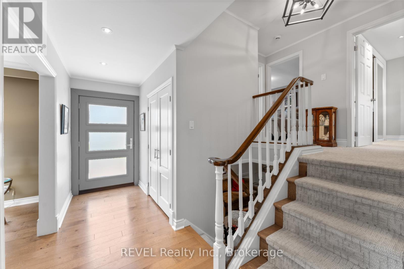 637 Thornwood Avenue, Burlington, Ontario  L7N 3B9 - Photo 3 - W12110269