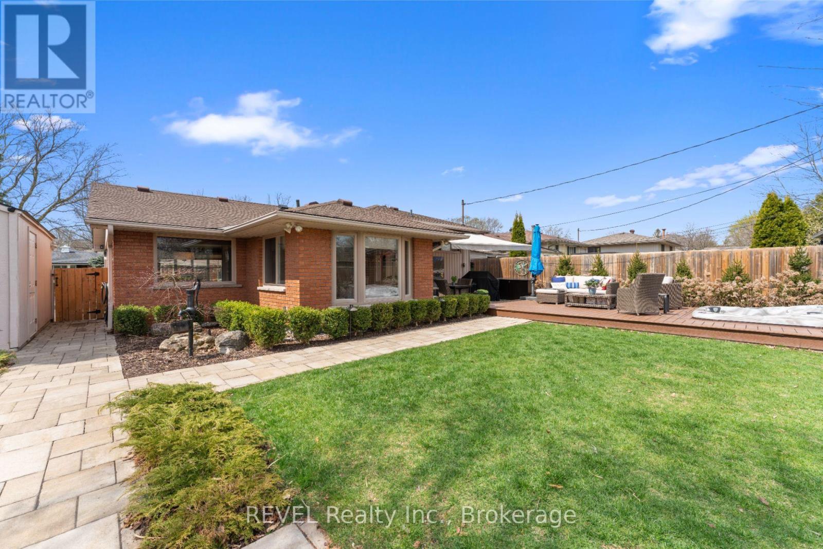 637 Thornwood Avenue, Burlington, Ontario  L7N 3B9 - Photo 30 - W12110269