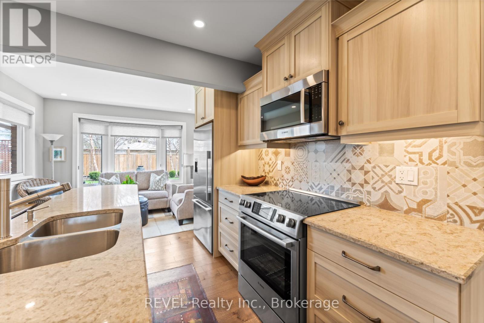 637 Thornwood Avenue, Burlington, Ontario  L7N 3B9 - Photo 5 - W12110269