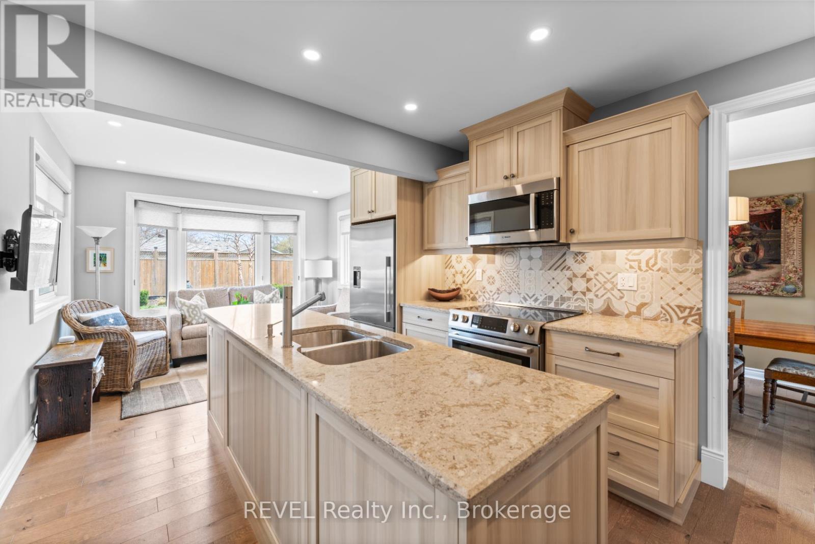 637 Thornwood Avenue, Burlington, Ontario  L7N 3B9 - Photo 6 - W12110269