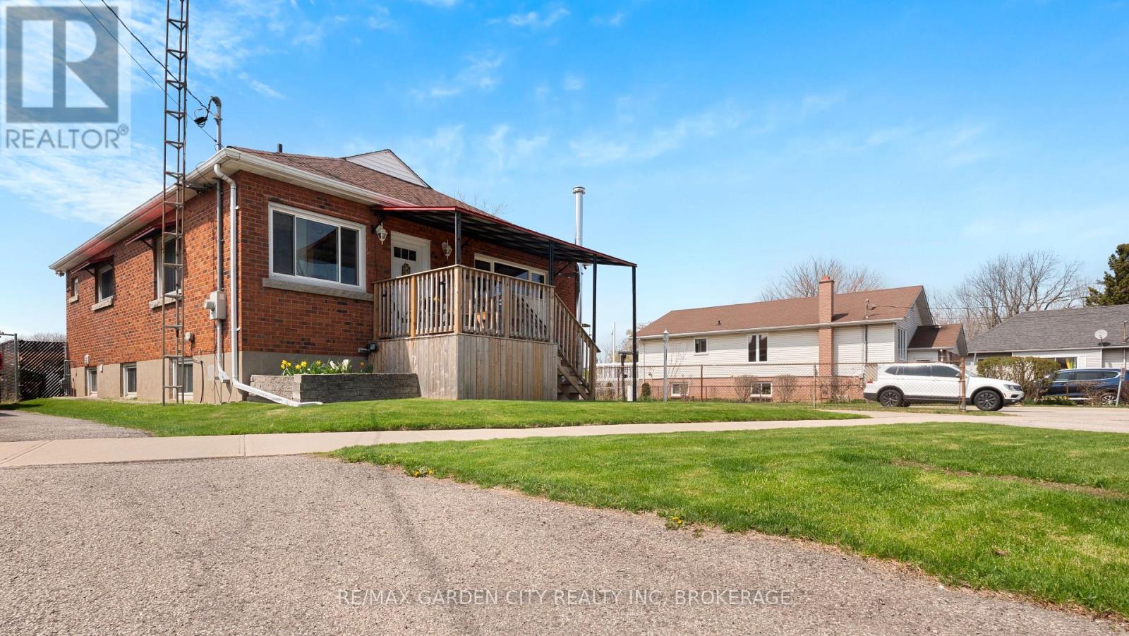 Property at 323 NIAGARA STREET N image 2
