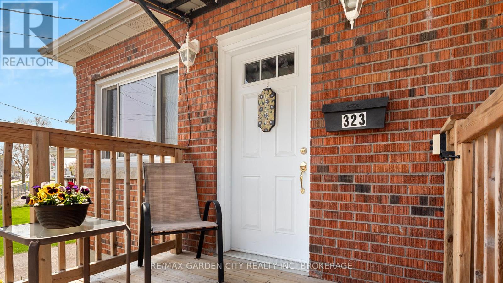 Property at 323 NIAGARA STREET N image 3