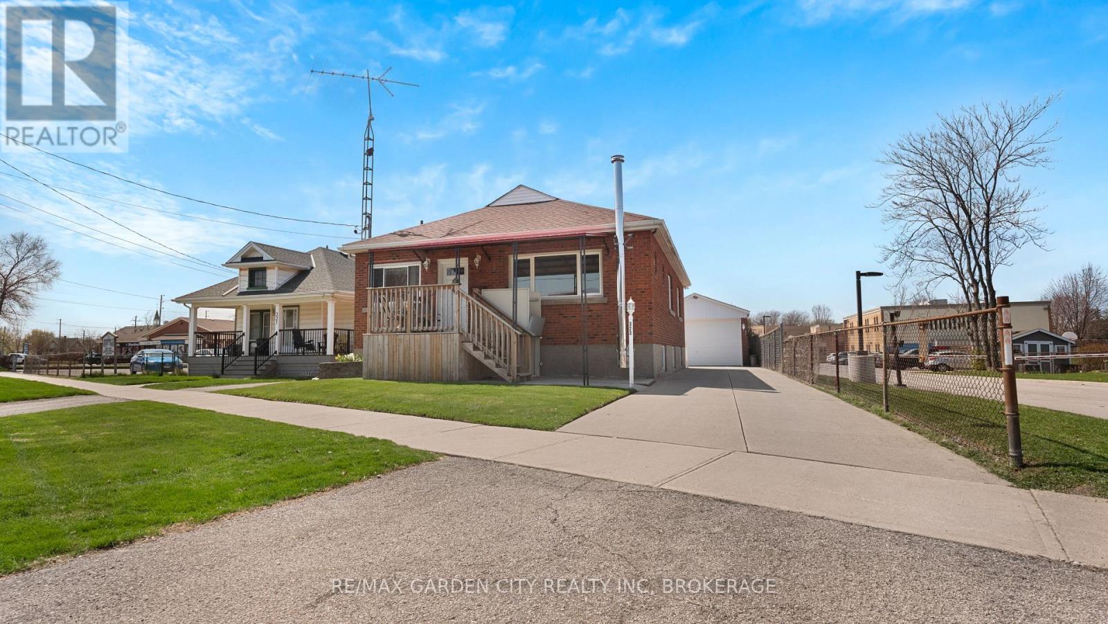 Property at 323 NIAGARA STREET N image 4