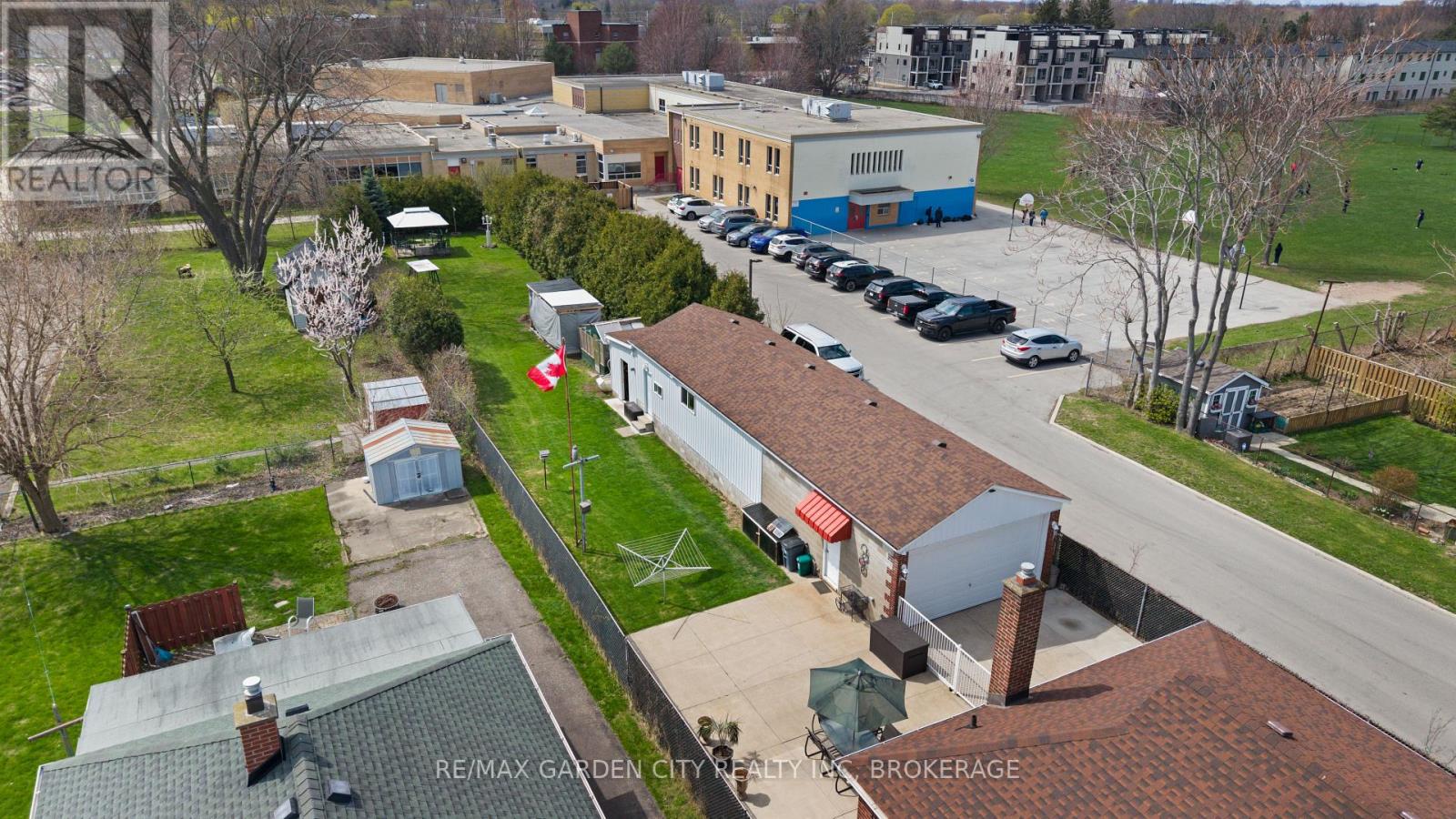 Property at 323 NIAGARA STREET N image 5